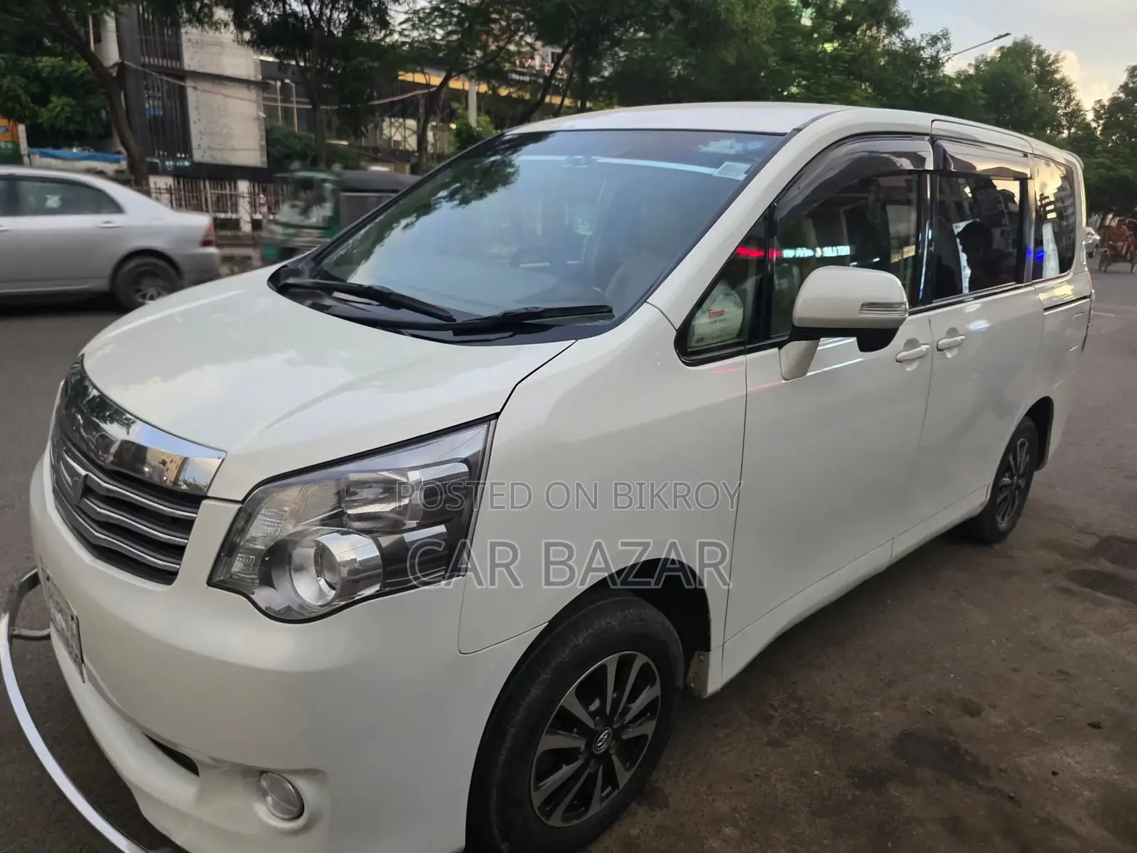 Toyota Noah 2.0 143hp Front Wheel Drive (8 Seater) 2010 White