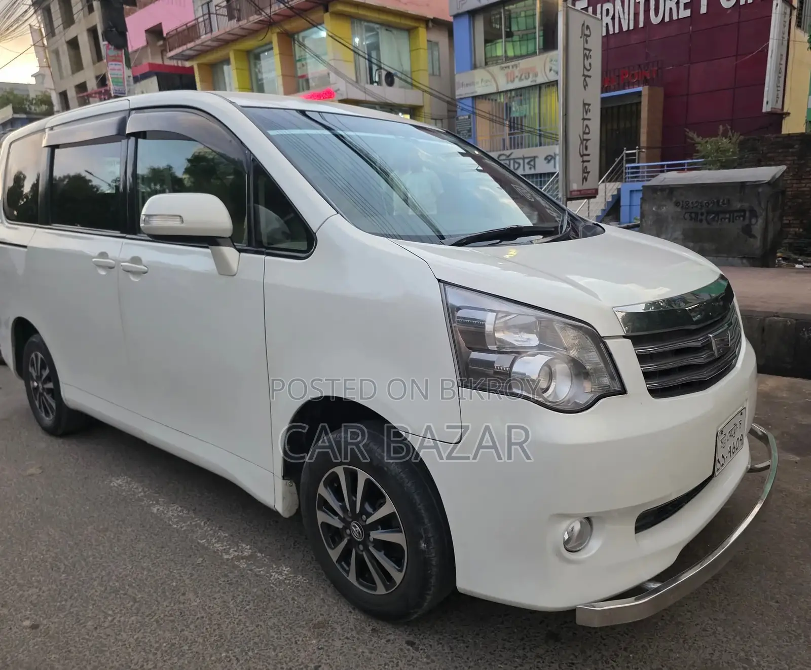 Toyota Noah 2.0 143hp Front Wheel Drive (8 Seater) 2010 White
