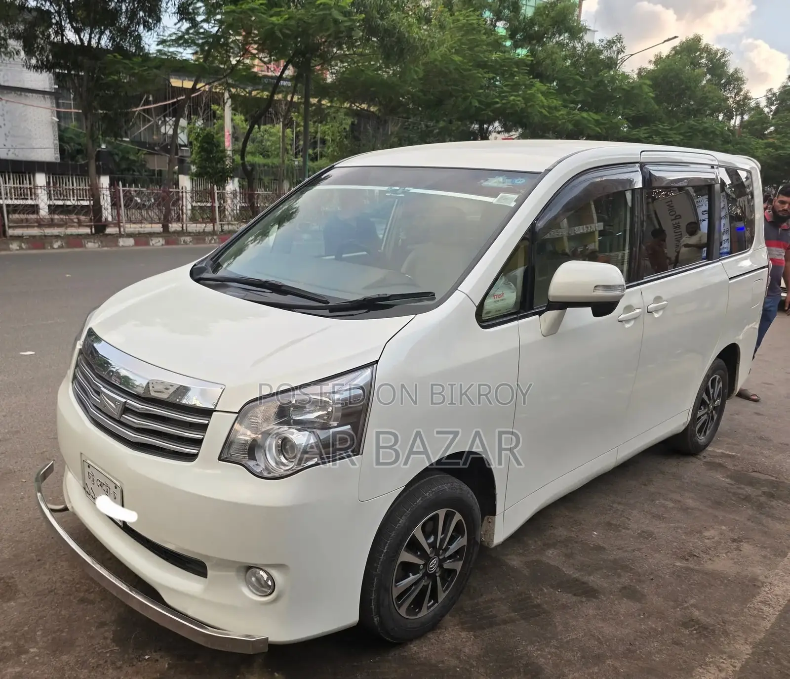 Toyota Noah 2.0 143hp Front Wheel Drive (8 Seater) 2010 White