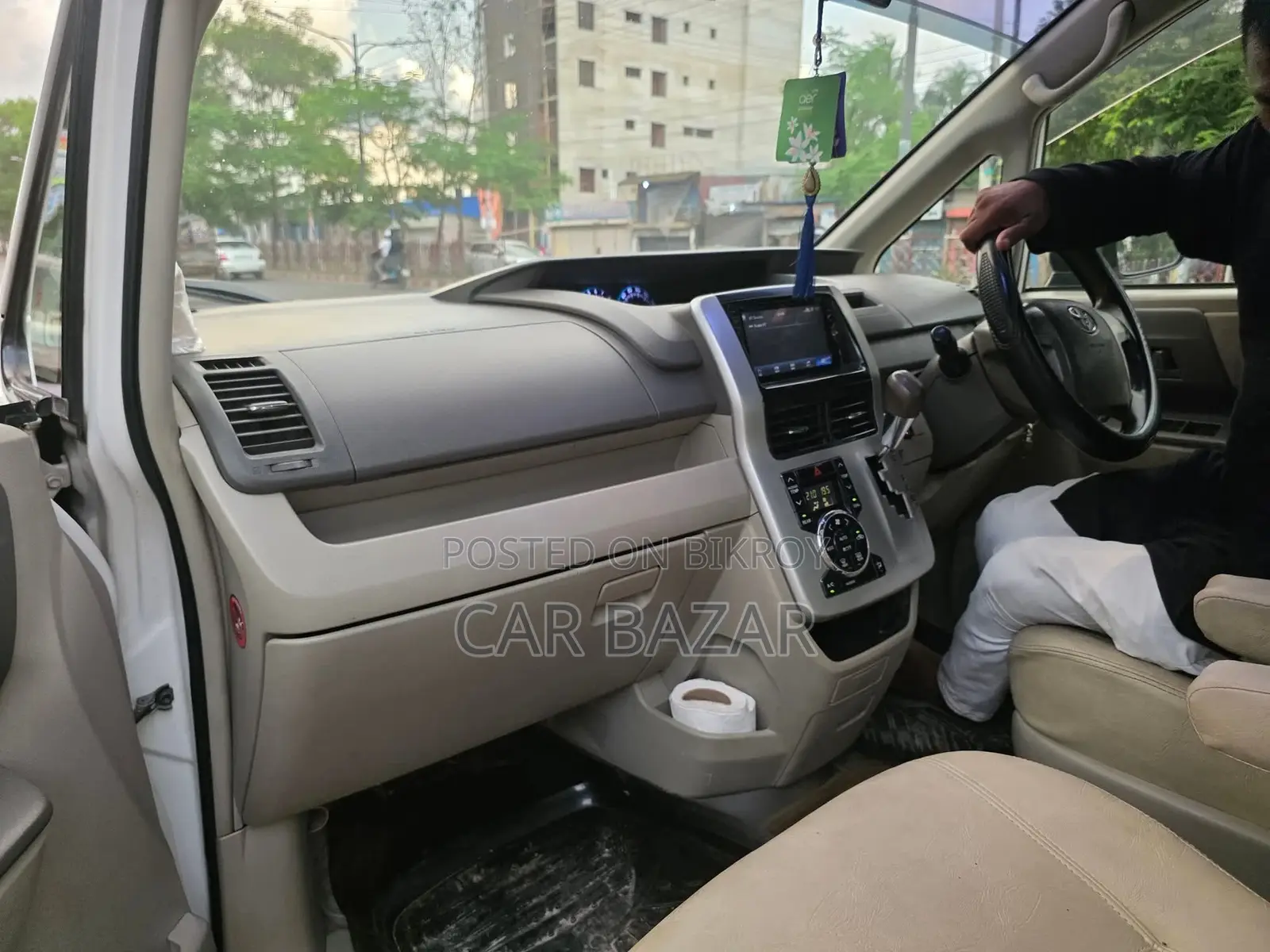 Toyota Noah 2.0 143hp Front Wheel Drive (8 Seater) 2010 White