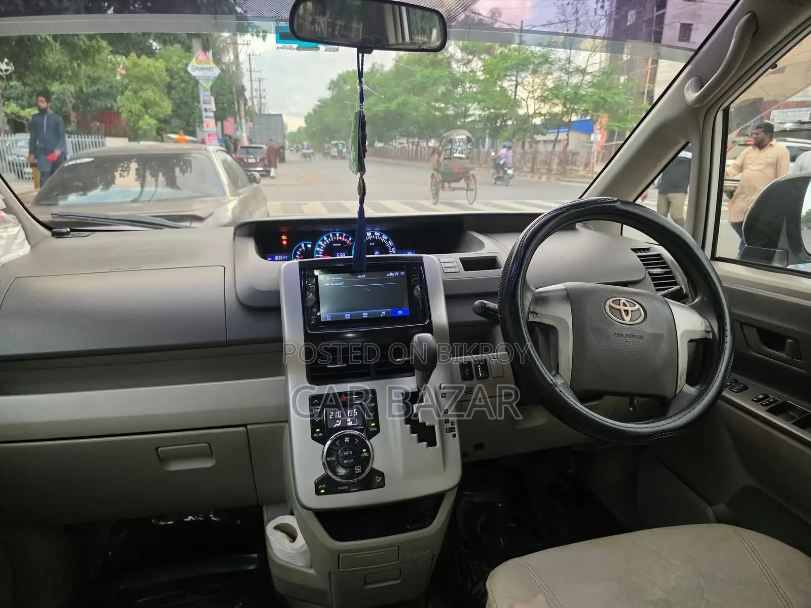 Toyota Noah 2.0 143hp Front Wheel Drive (8 Seater) 2010 White
