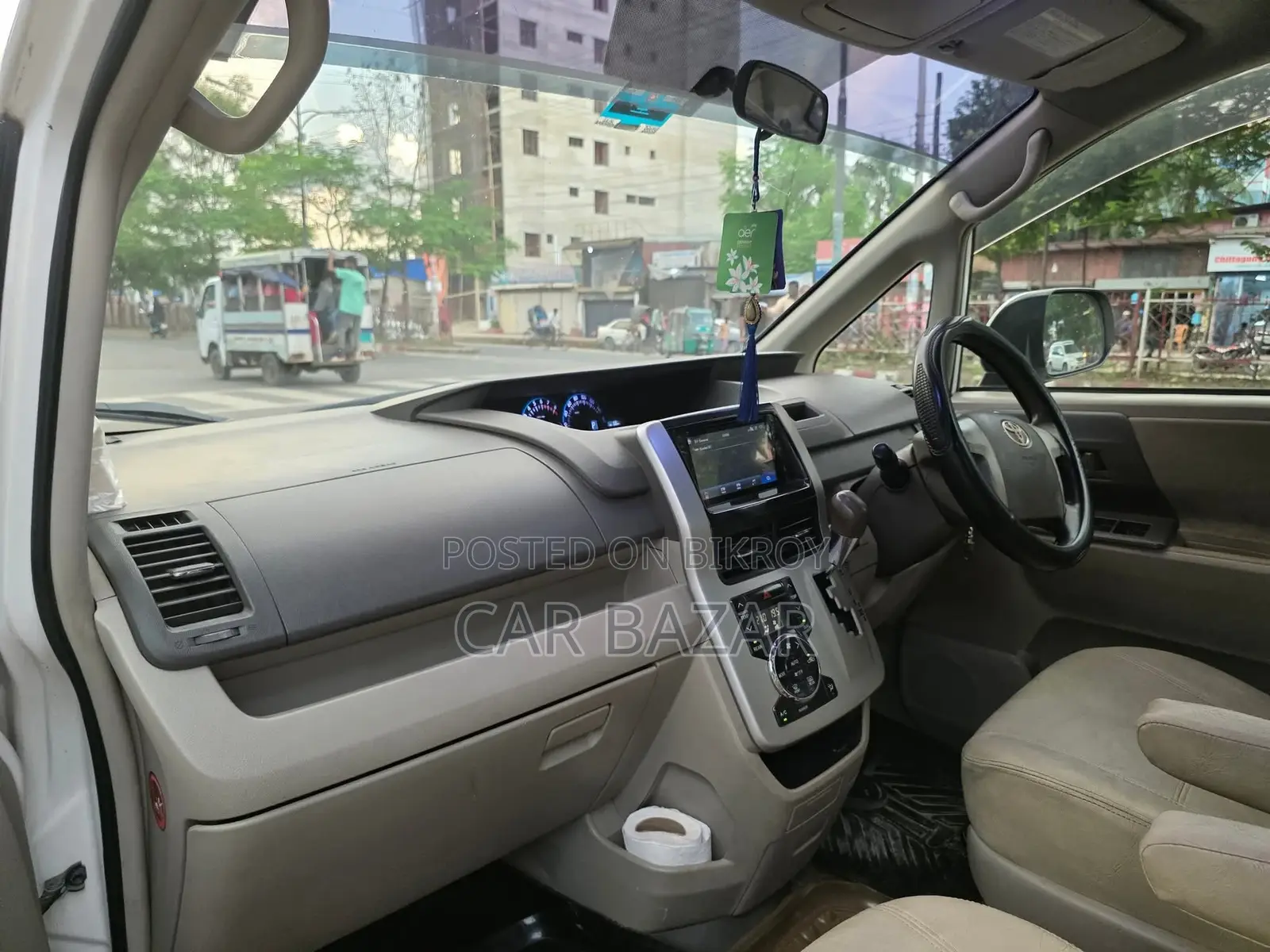 Toyota Noah 2.0 143hp Front Wheel Drive (8 Seater) 2010 White
