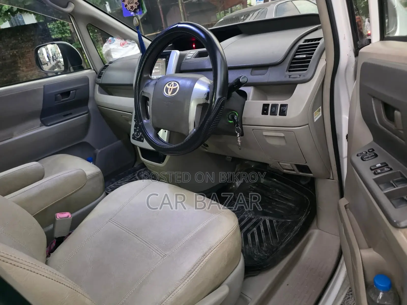 Toyota Noah 2.0 143hp Front Wheel Drive (8 Seater) 2010 White