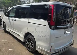 Toyota Esquire Noah Gi Hybrid Pkg 2017