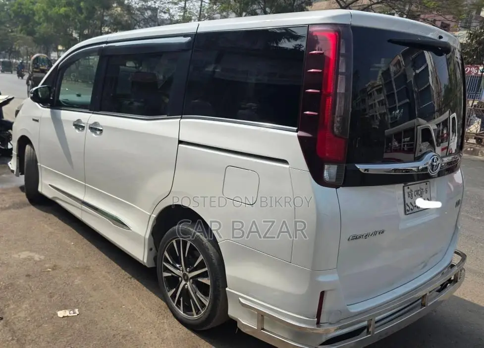 Toyota Esquire Noah Gi Hybrid Pkg 2017
