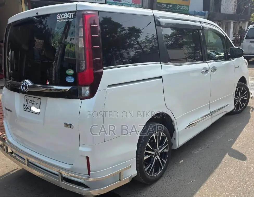 Toyota Esquire Noah Gi Hybrid Pkg 2017