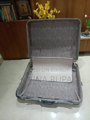 হার্ড-শেল সুটকেস