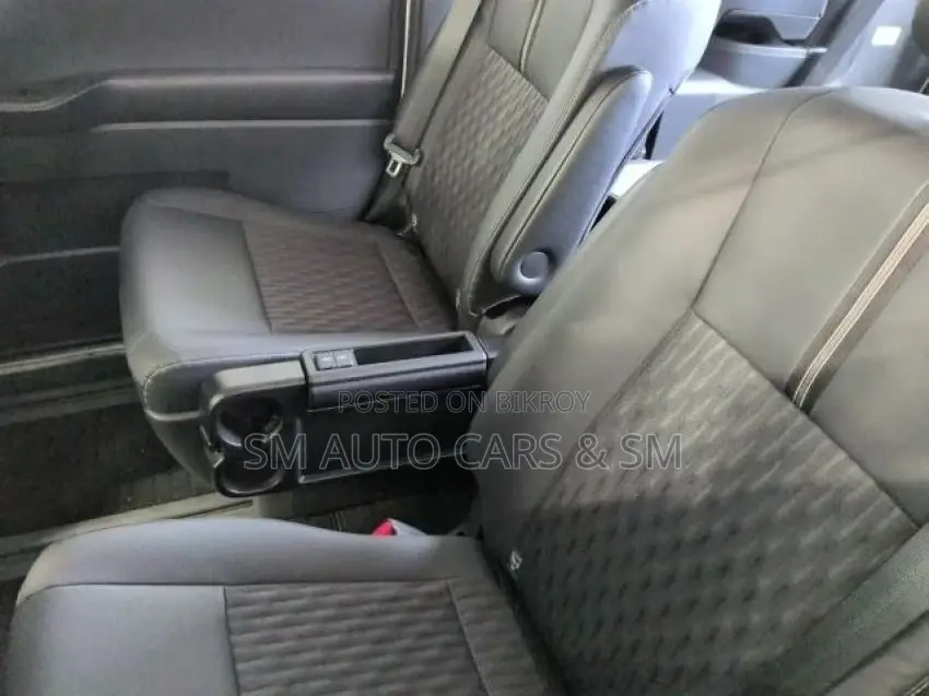 Toyota Noah Non Hybrid Z Pearl 2022