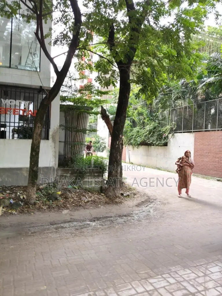 Block=J, 40ft×40ft, S/W Corner 10 Katha Plot Sale