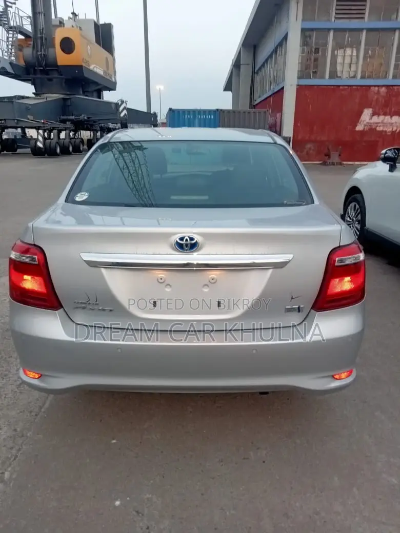 Toyota Axio Ex Hybrid Silver 2022