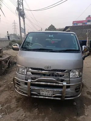 Toyota Hiace 2010
