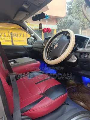 Toyota Hiace 2010