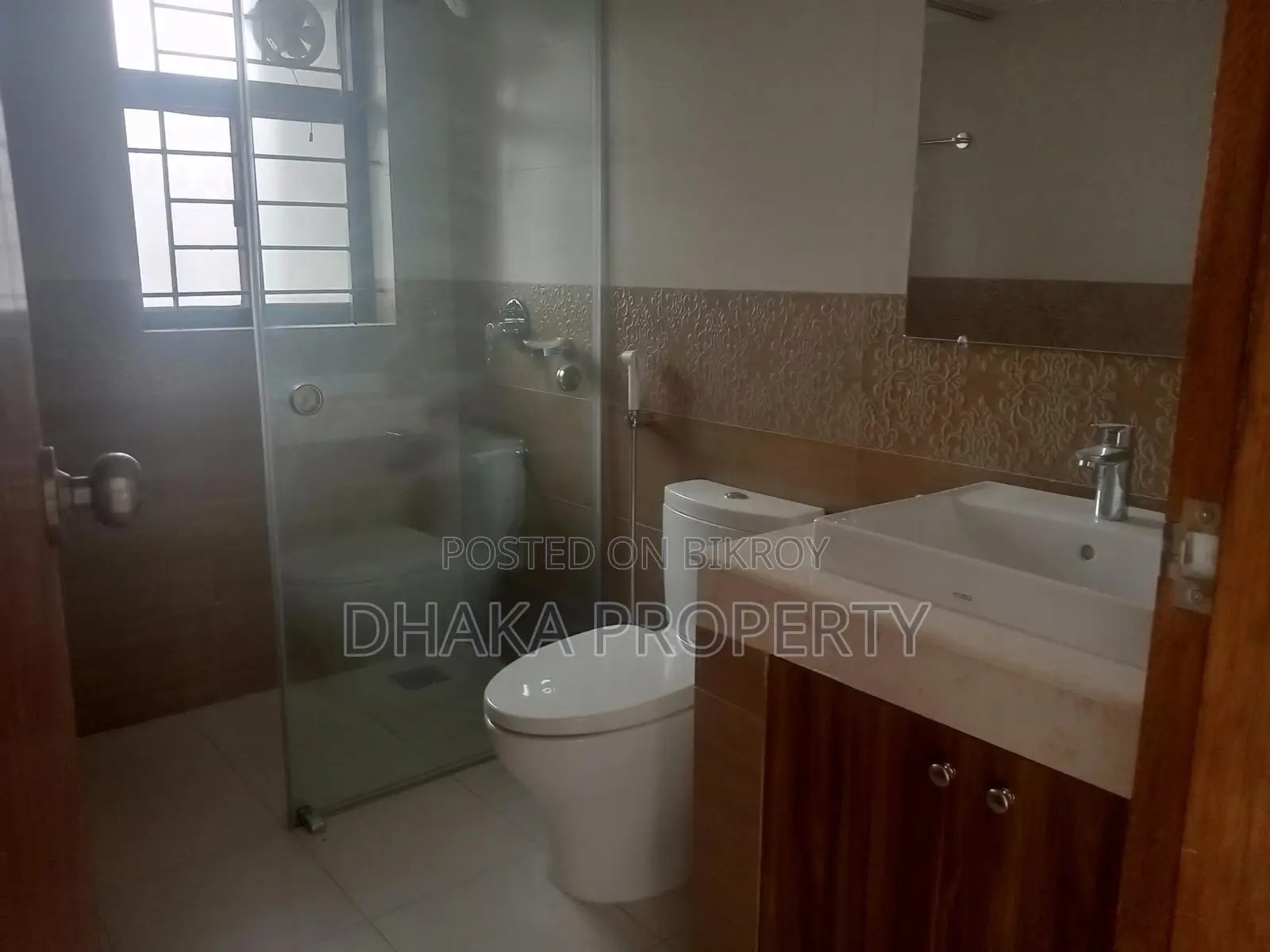 Un-Furnished 2520-Sqft Nice Flat Rent in Gulshan