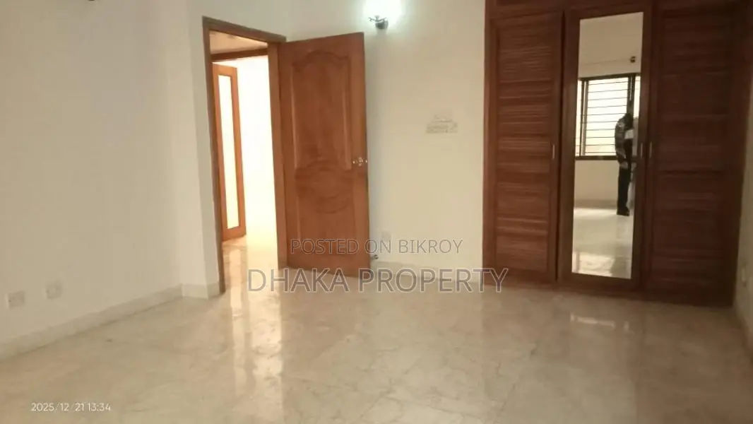 গুলশানে ভাড়ার জন্য ২৫০০ বর্গফুটের সেমি-ফার্নিশড অফিস