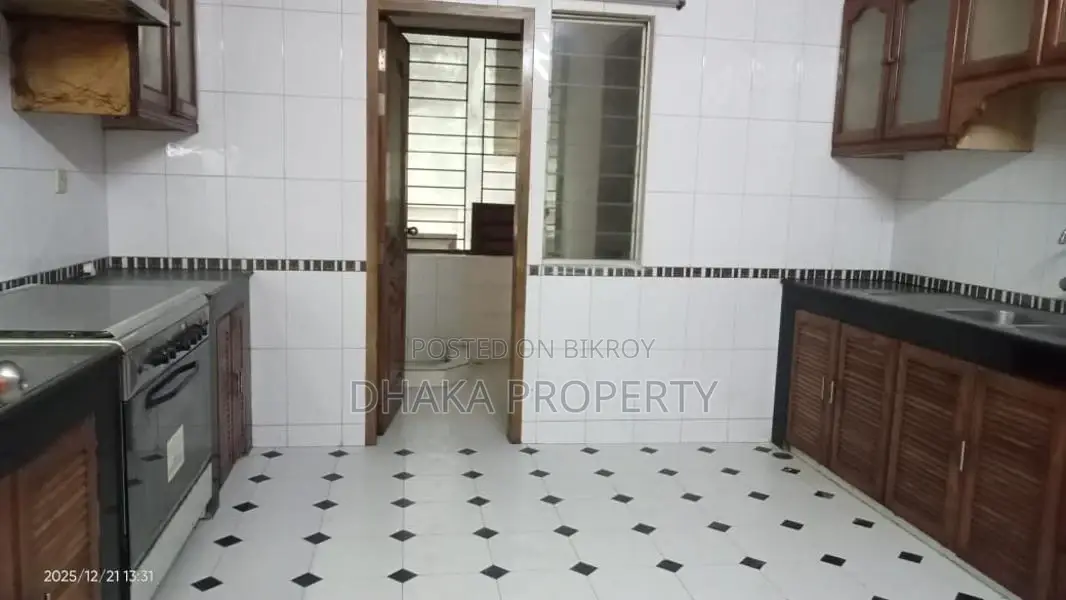 গুলশানে ভাড়ার জন্য ২৫০০ বর্গফুটের সেমি-ফার্নিশড অফিস