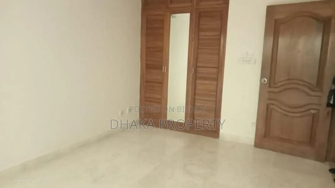গুলশানে ভাড়ার জন্য ২৫০০ বর্গফুটের সেমি-ফার্নিশড অফিস
