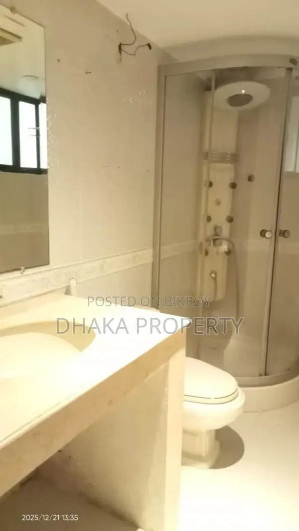 গুলশানে ভাড়ার জন্য ২৫০০ বর্গফুটের সেমি-ফার্নিশড অফিস