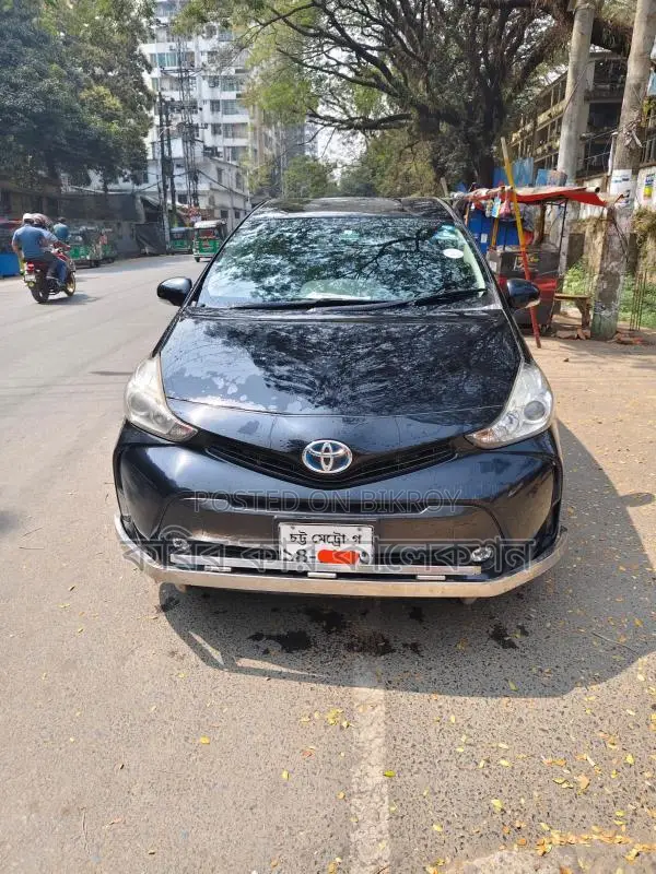 Toyota Prius Alpha 2015