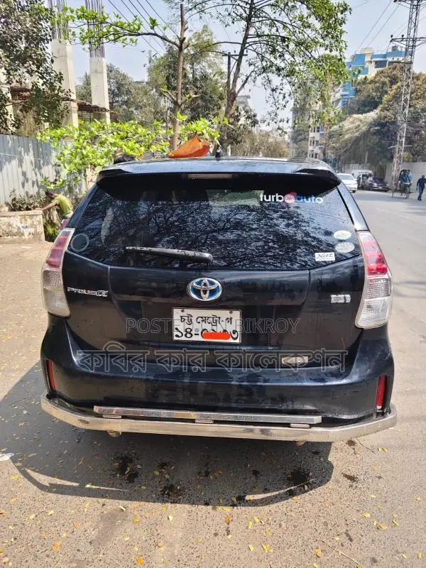 Toyota Prius Alpha 2015