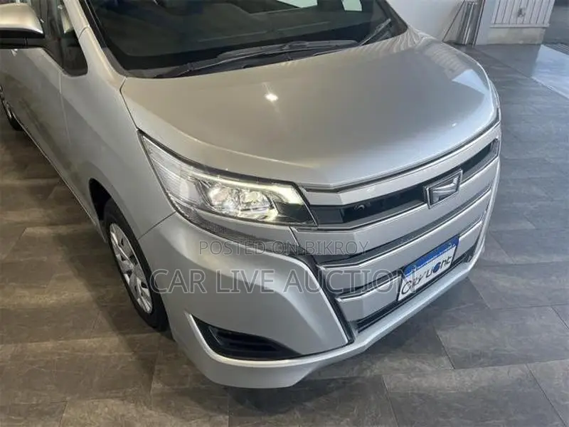 Toyota Noah Hybrid X package 2021