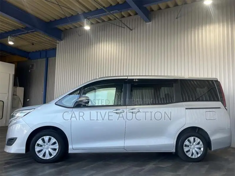 Toyota Noah Hybrid X package 2021