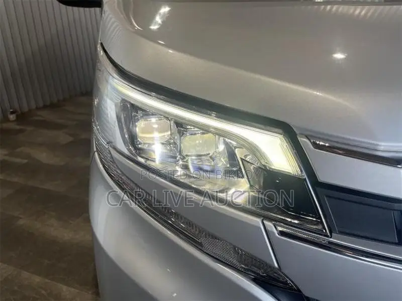 Toyota Noah Hybrid X package 2021