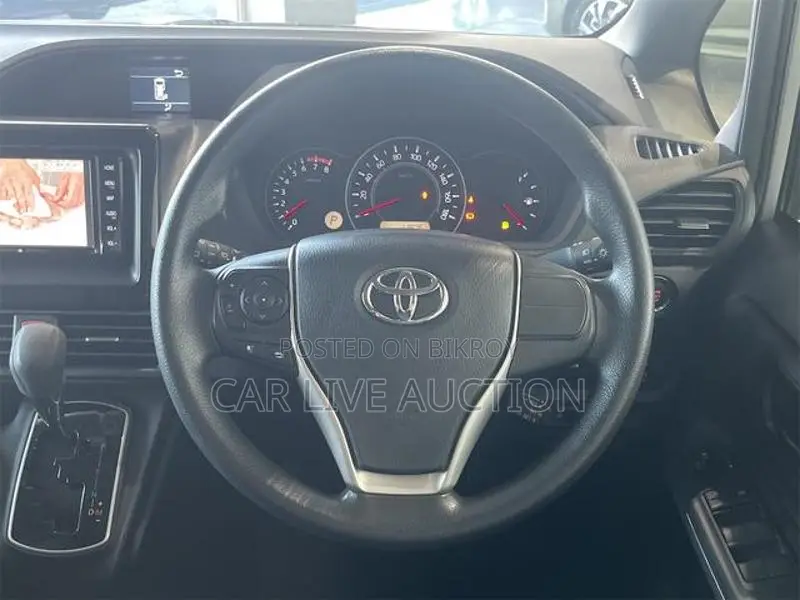 Toyota Noah Hybrid X package 2021