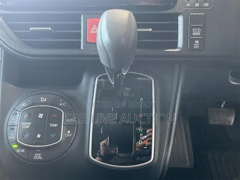 Toyota Noah Hybrid X package 2021
