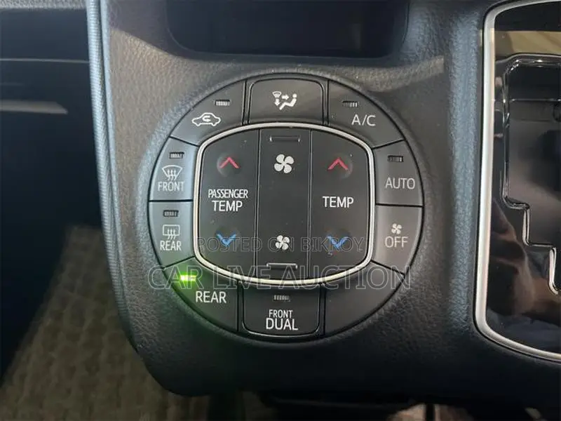 Toyota Noah Hybrid X package 2021