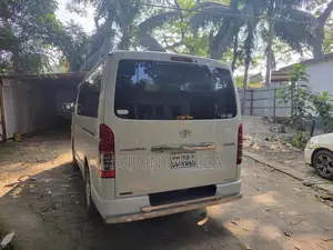 Toyota Hiace 2014