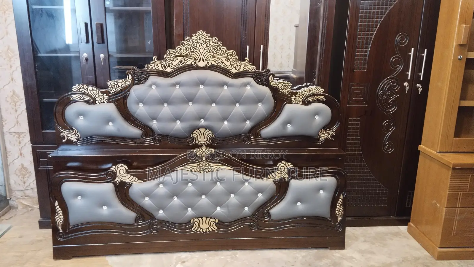 Lacquer Finish Bed 6/7 Feet. M # 6122