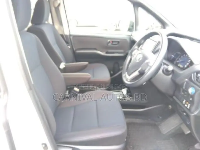 Toyota Noah X Hybrid 2020
