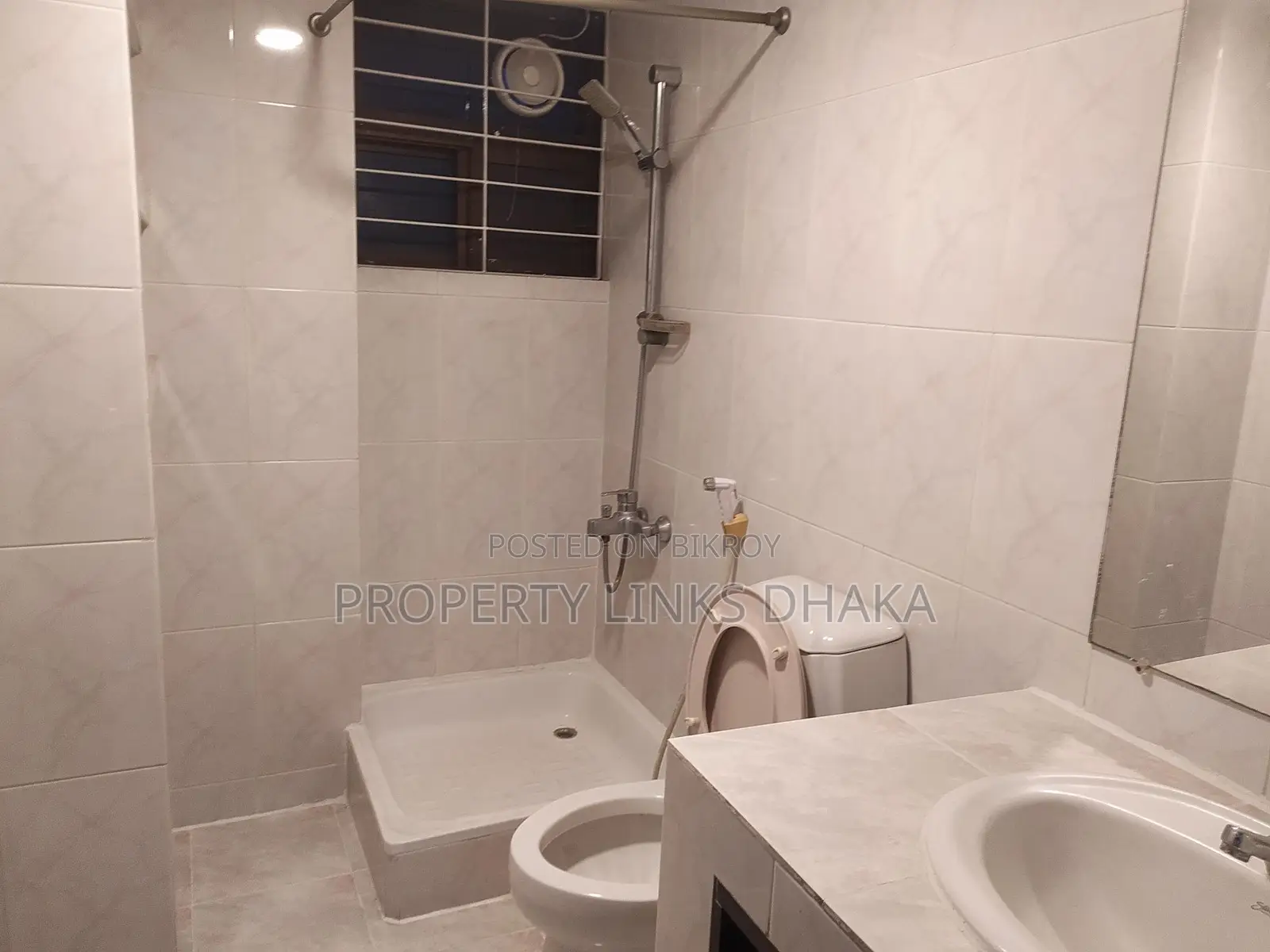 3 bedroom 4 washroom drawing dining kitchen parking