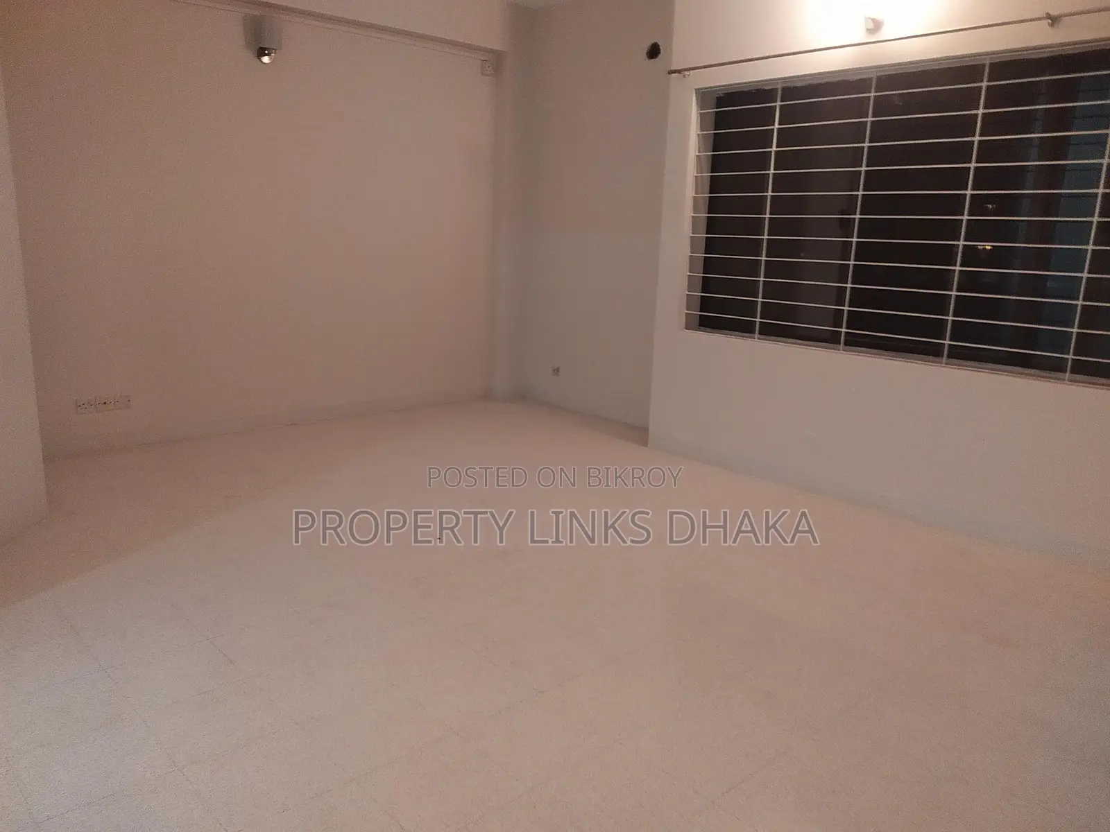 3 bedroom 4 washroom drawing dining kitchen parking