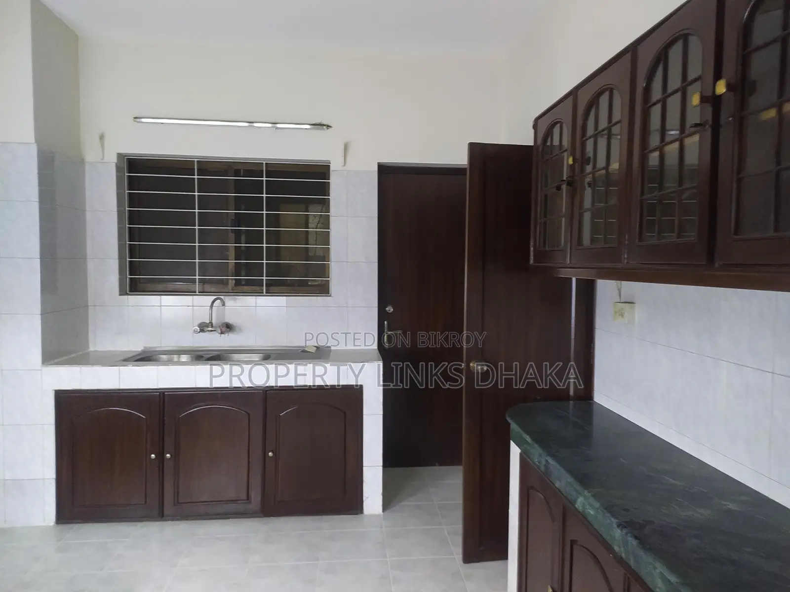 3 bedroom 4 washroom drawing dining kitchen parking