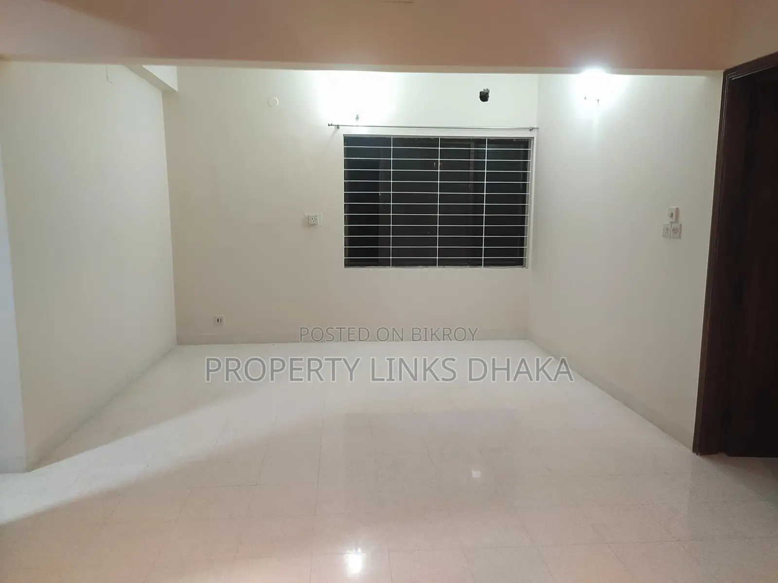 3 bedroom 4 washroom drawing dining kitchen parking