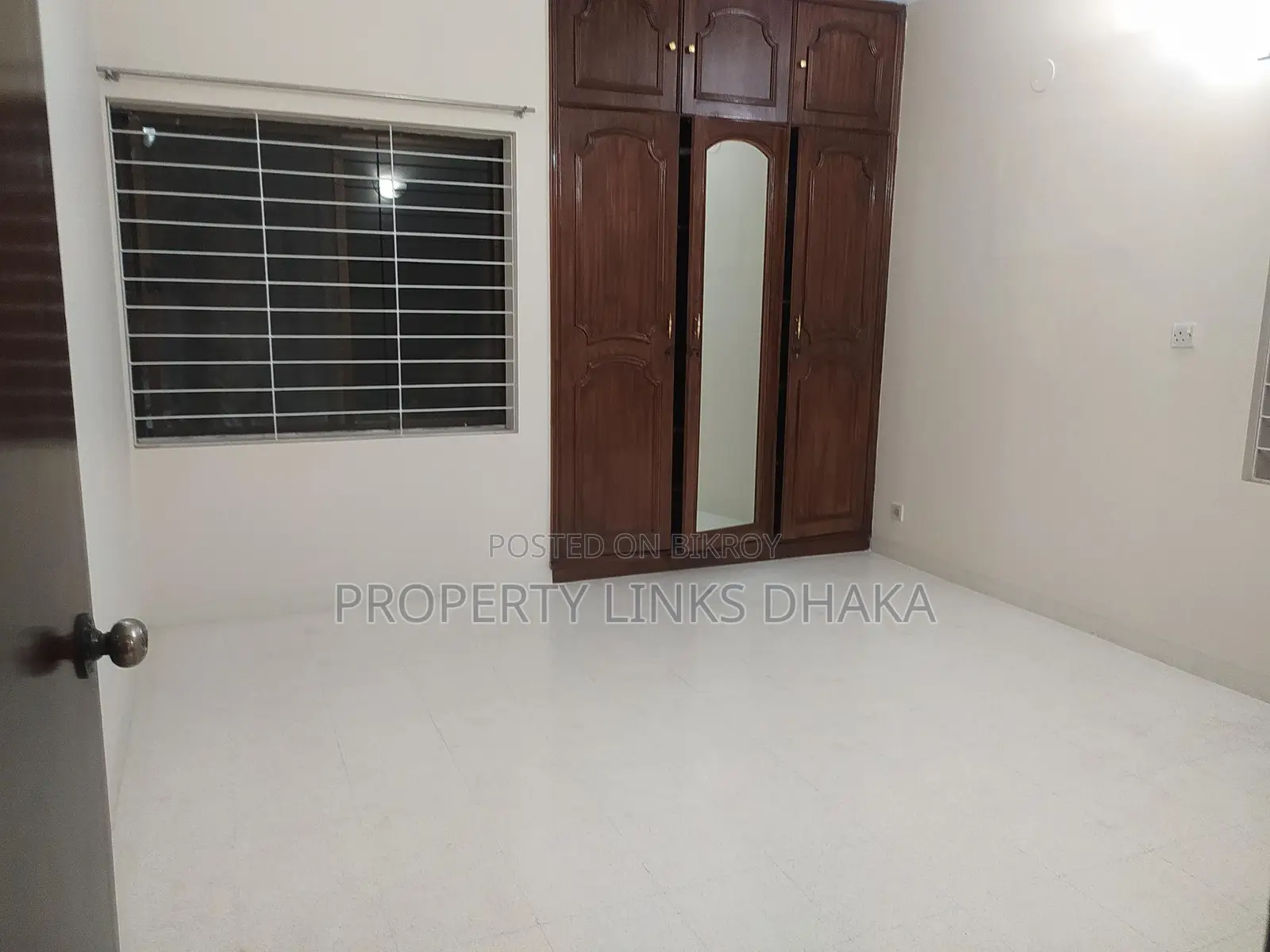 3 bedroom 4 washroom drawing dining kitchen parking