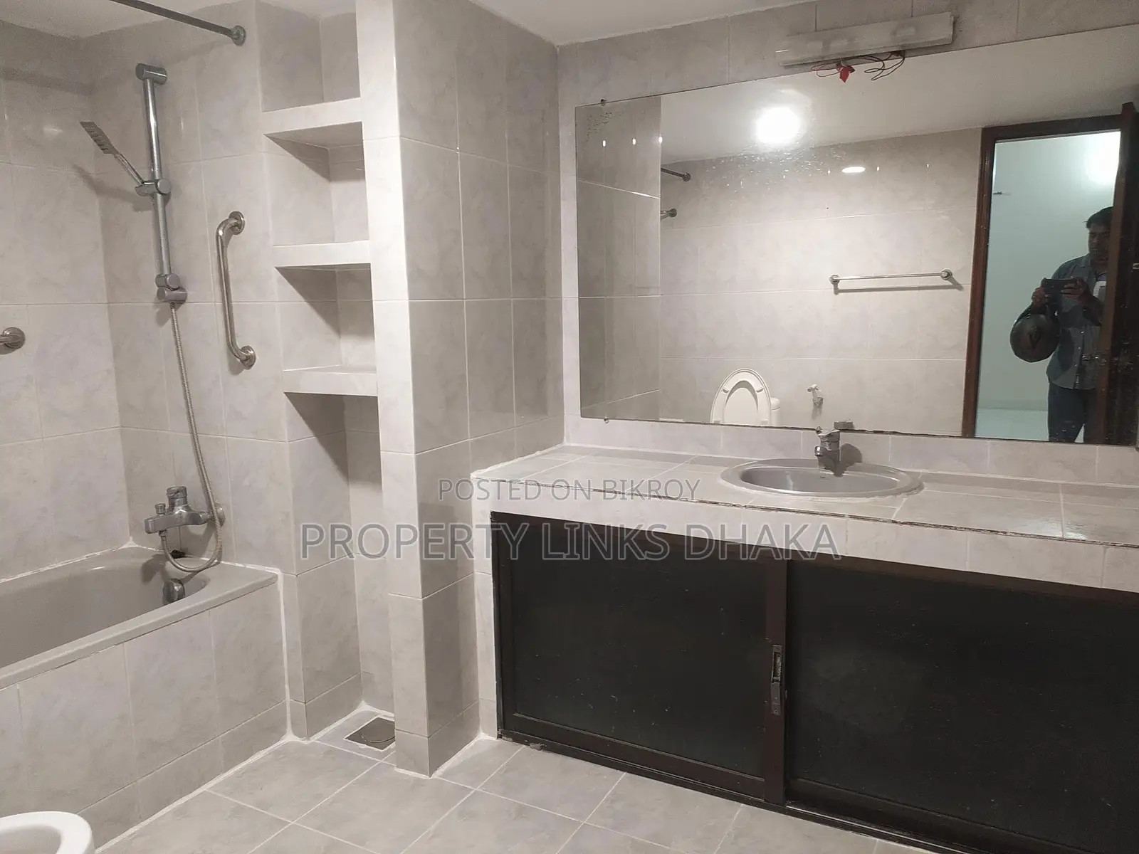 3 bedroom 4 washroom drawing dining kitchen parking