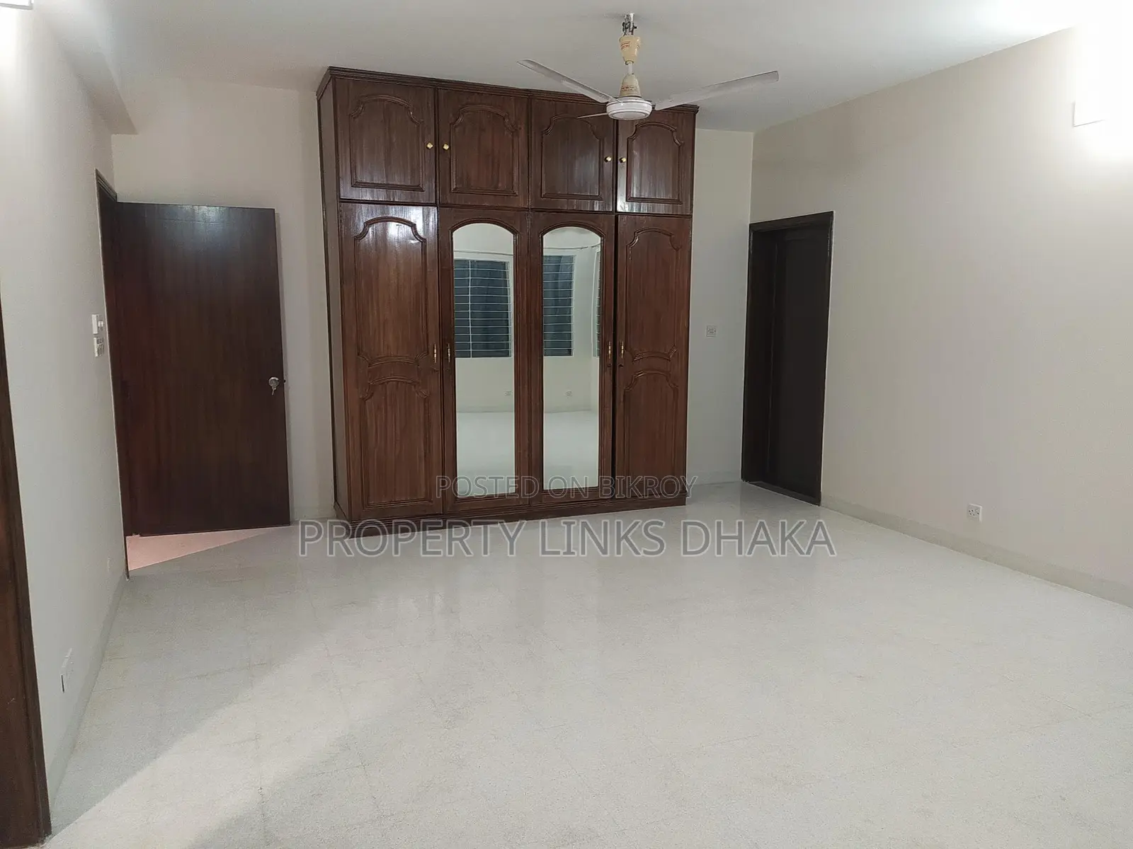 3 bedroom 4 washroom drawing dining kitchen parking