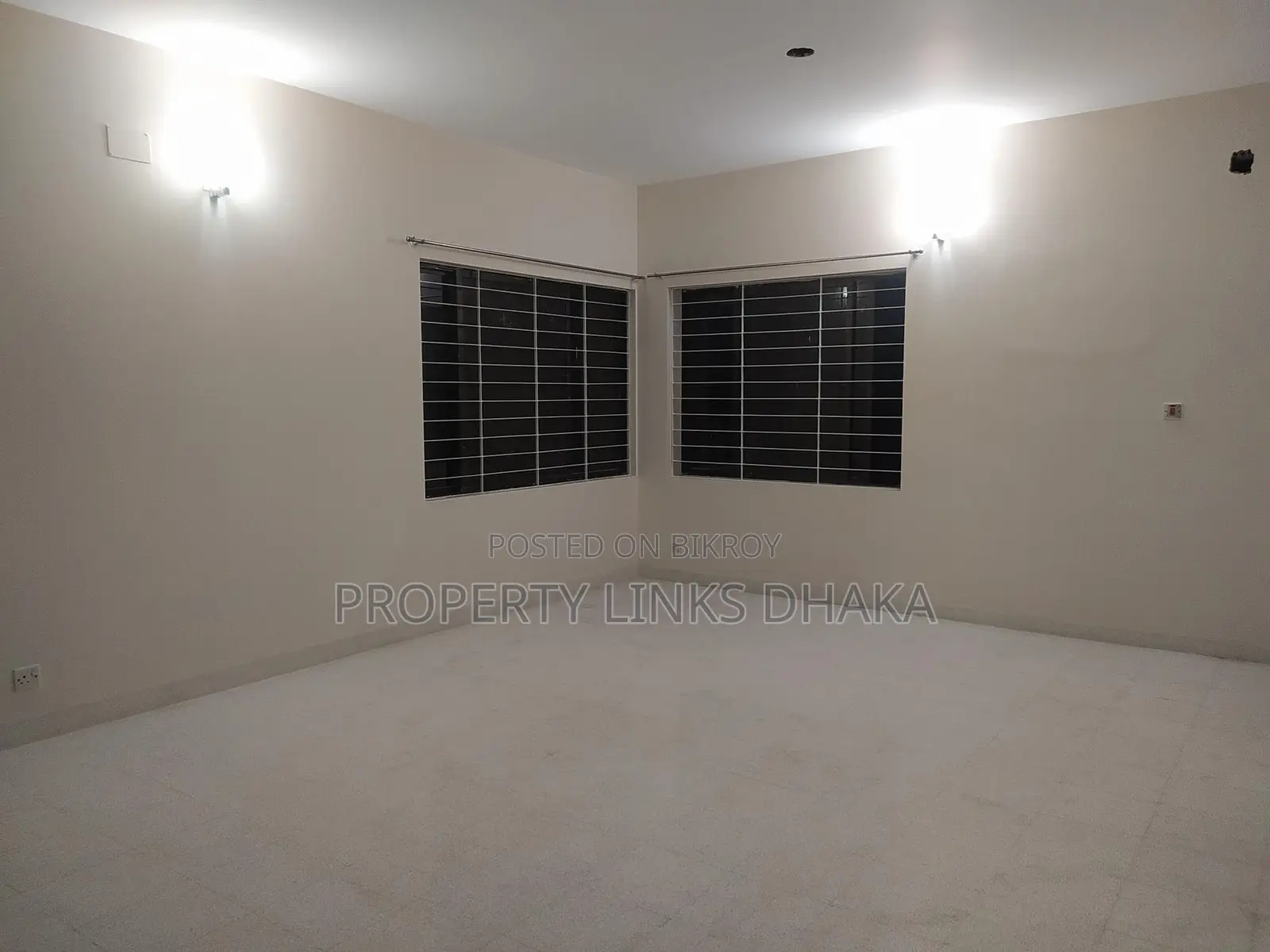 3 bedroom 4 washroom drawing dining kitchen parking