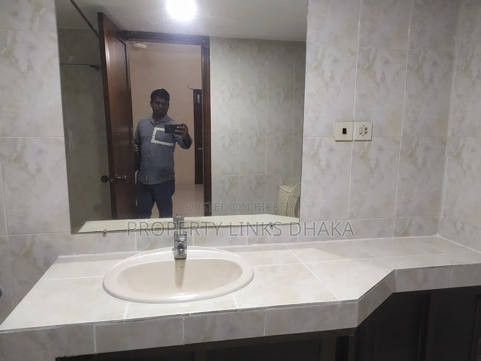 3 bedroom 4 washroom drawing dining kitchen parking