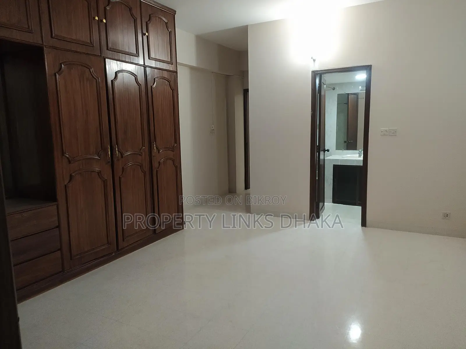 3 bedroom 4 washroom drawing dining kitchen parking