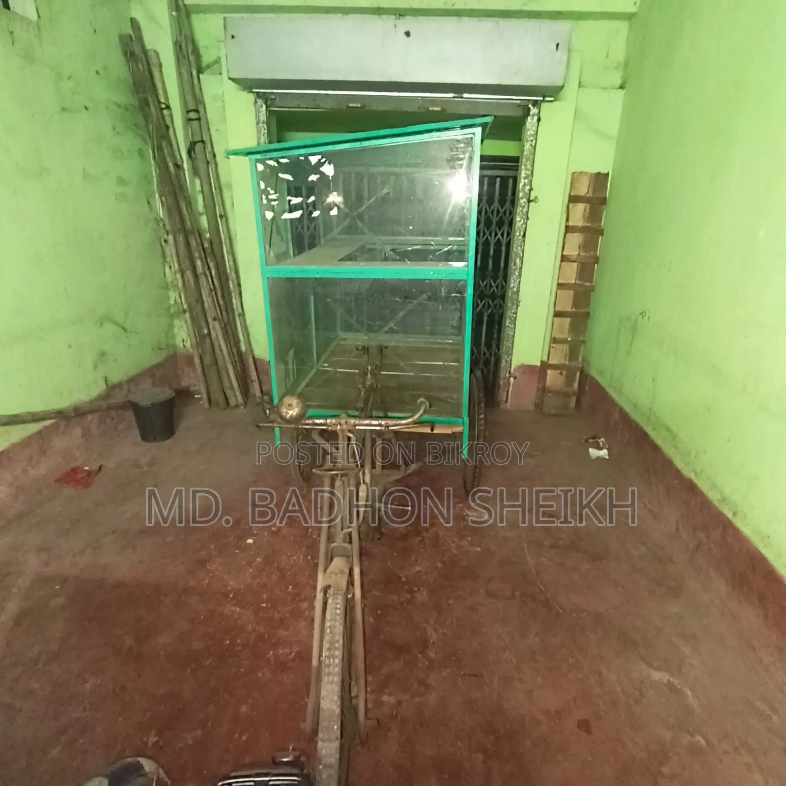 ভ্যানের সাথে কাচের একটি বক্স আছে