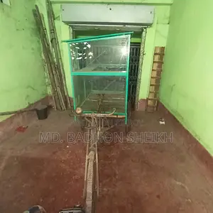 ভ্যানের সাথে কাচের একটি বক্স আছে