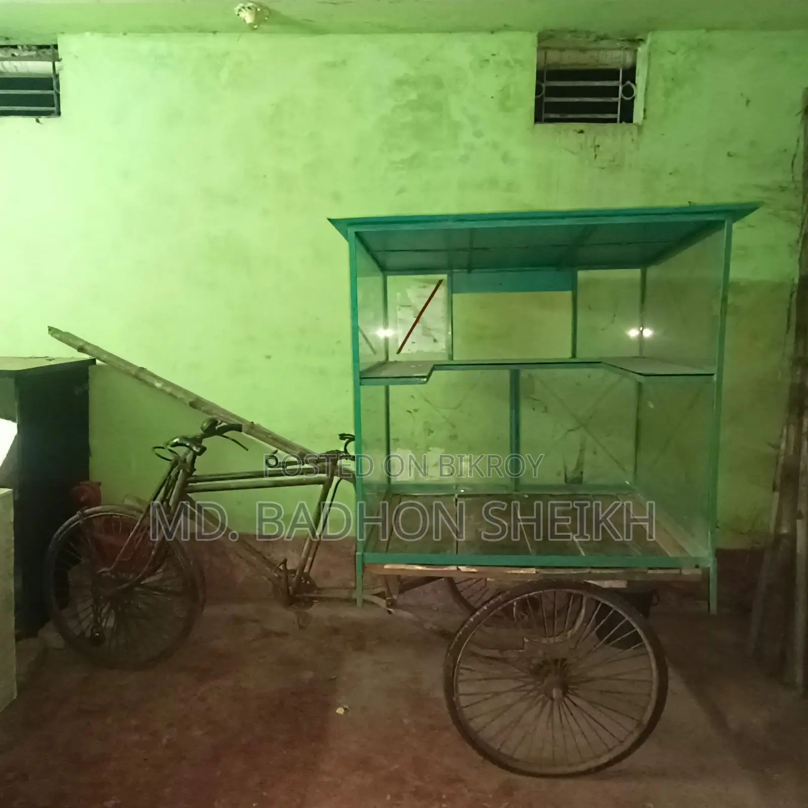 ভ্যানের সাথে কাচের একটি বক্স আছে
