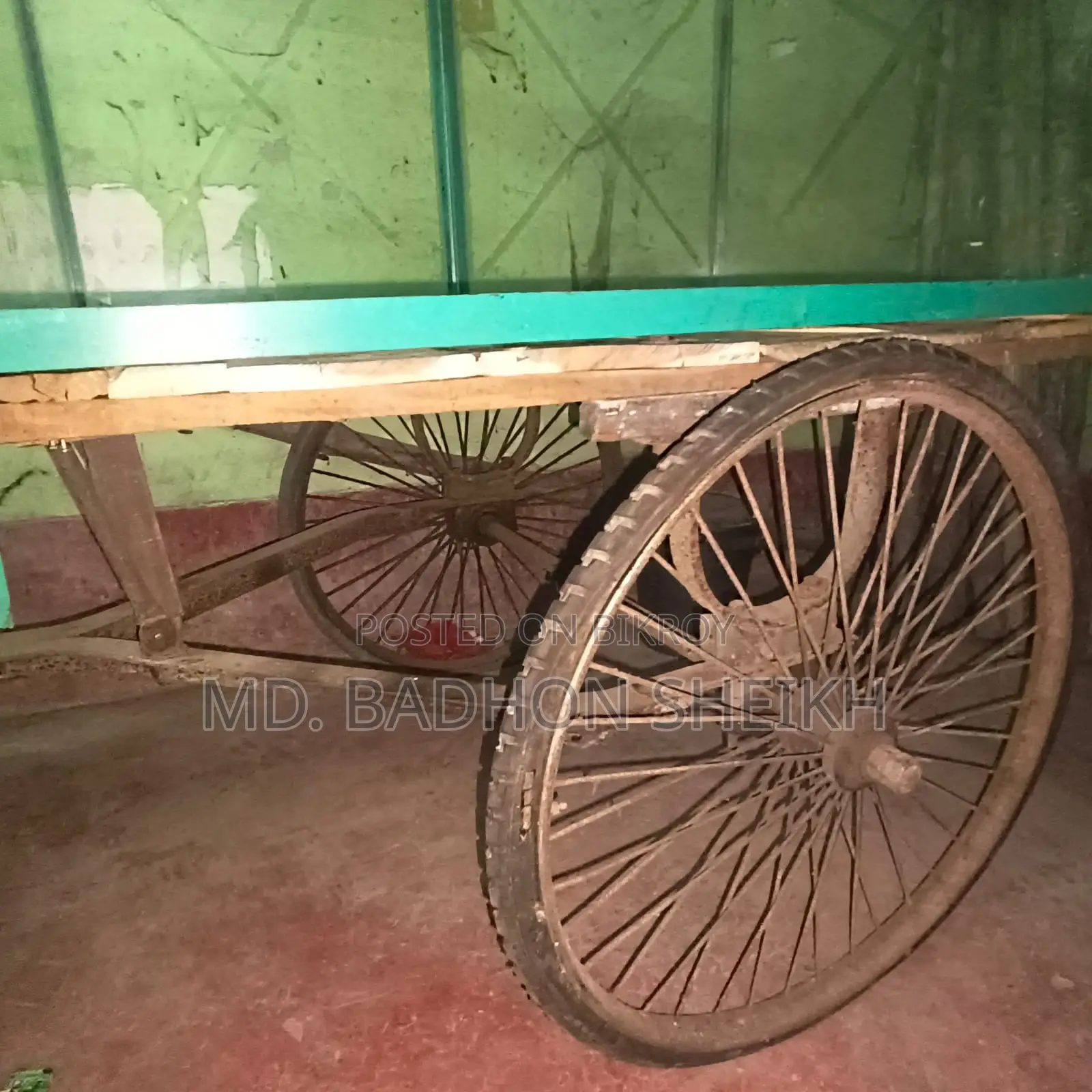 ভ্যানের সাথে কাচের একটি বক্স আছে