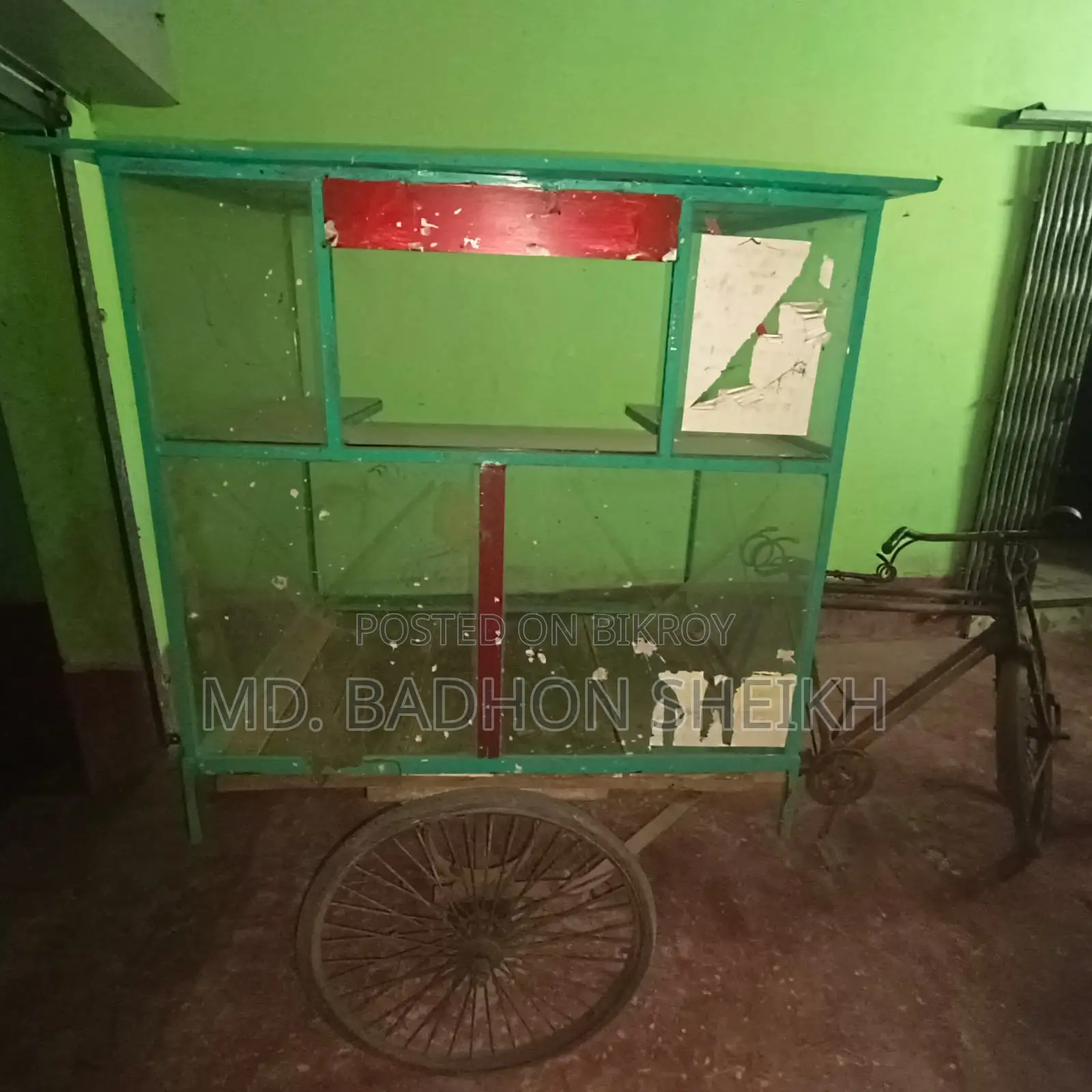 ভ্যানের সাথে কাচের একটি বক্স আছে