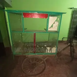 ভ্যানের সাথে কাচের একটি বক্স আছে