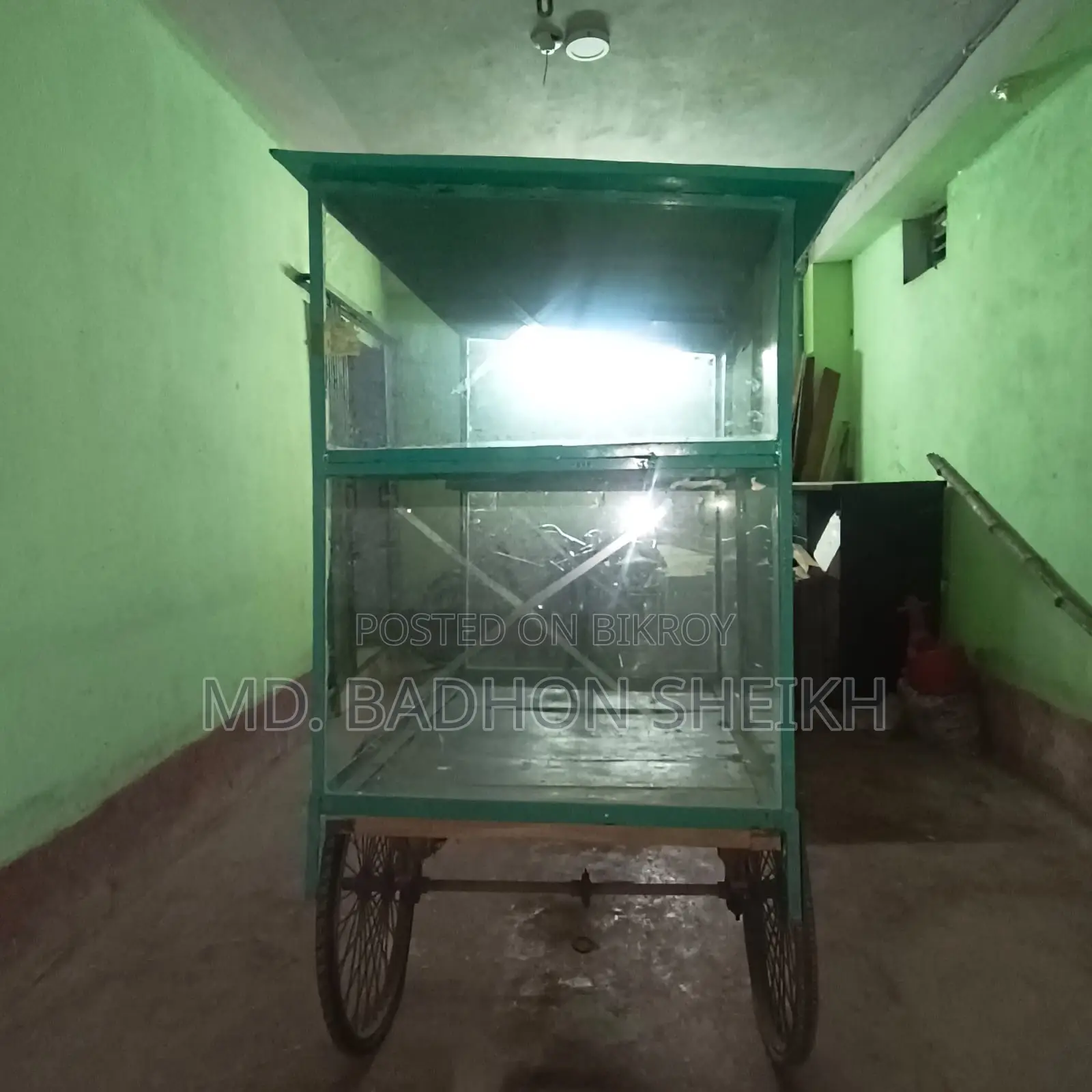 ভ্যানের সাথে কাচের একটি বক্স আছে