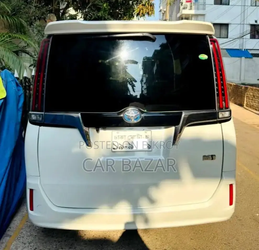 Toyota Esquire 1.8 FWD Hybrid (7 Seater) 2017 White